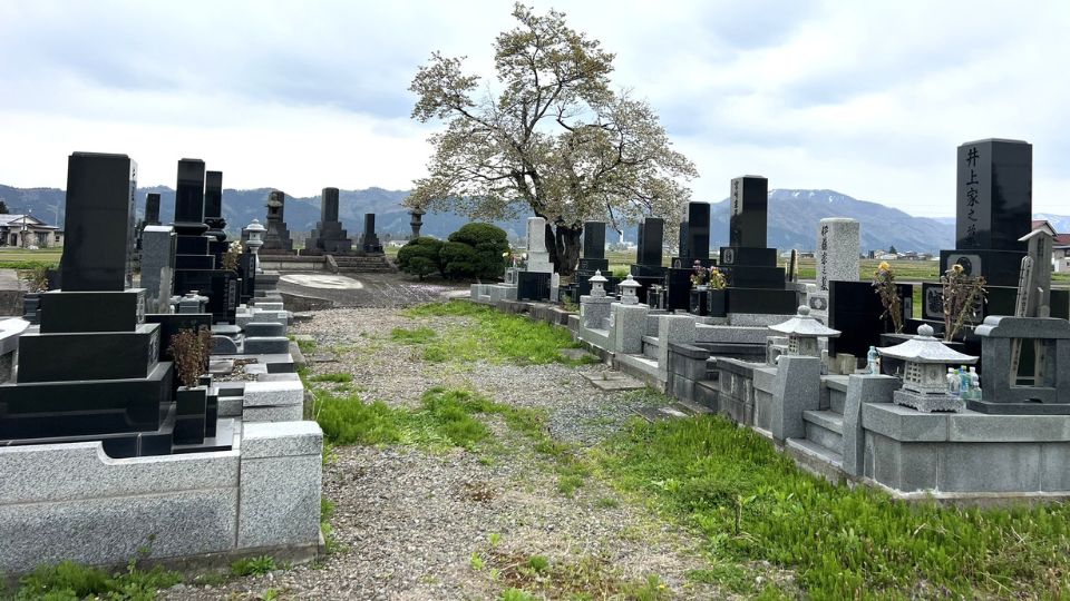 湯沢市深堀の地区墓地の画像