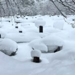 冬期間は大雪のためお墓での名入れ彫刻作業はお休みしていますが、春のご予約は受け付けております。