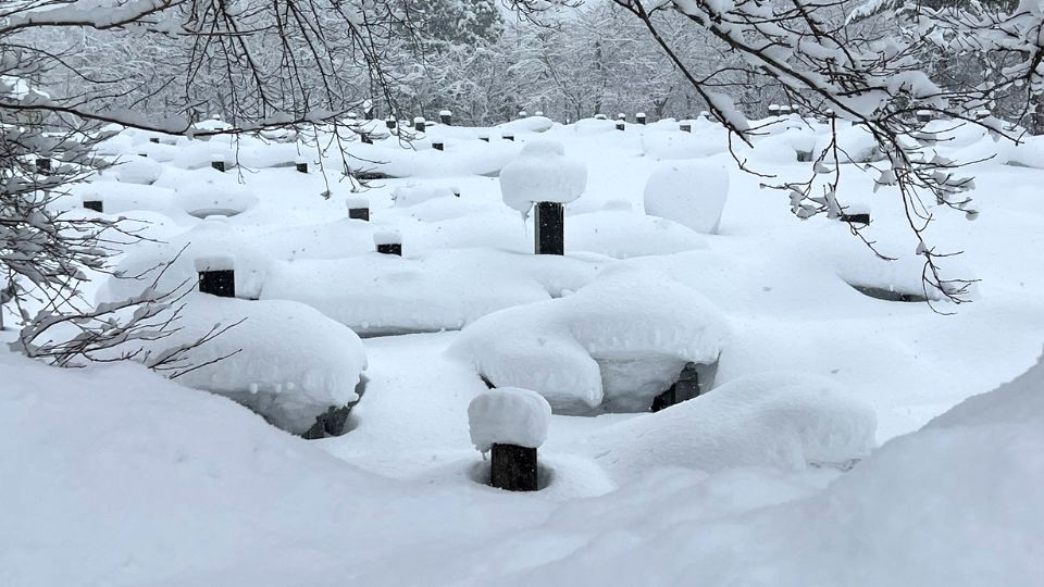 冬期間は大雪のためお墓での名入れ彫刻作業はお休みしていますが、春のご予約は受け付けております。