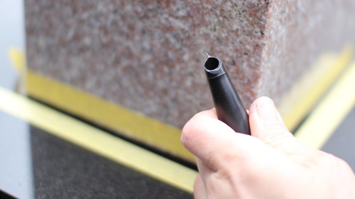 コーキングのノズルの先端をカットした際のささくれ