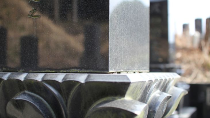 お墓の目地が剥がれている様子