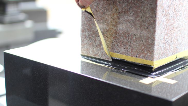 コーキングを打ち、ヘラでならした後に、マスキングテープを剥がすところの画像