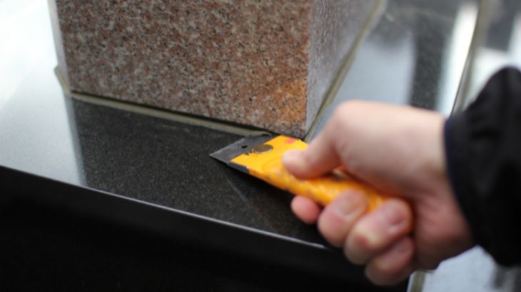 古い目地をスクレーパーで剥がしている画像