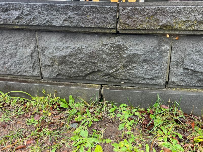 石材店に依頼した方が良いケース。基礎が不安定で、目地が開き、石がズレている。