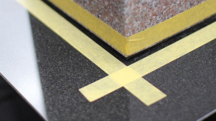 お墓の目地にコーキングを充填する前にマスキングテープを貼った画像