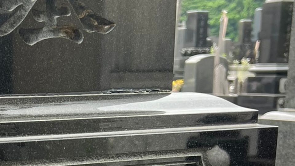 お墓の目地コーキング 失敗例