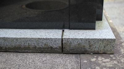 お墓の目地にひび割れ・すき間がある