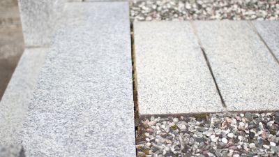 目地のすき間から雨水が入り、墓石の劣化が進む